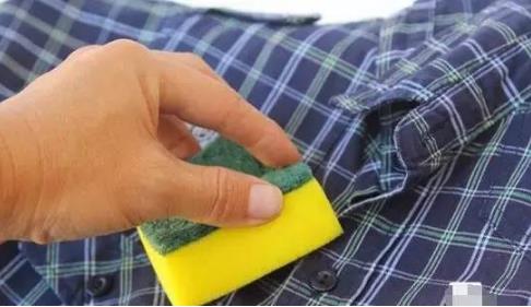 衣服起毛球?爱粘毛?用一个洗碗布就能轻松解决(图) 衣服起毛球?爱粘毛?用一个洗碗布就能轻松解决(图)