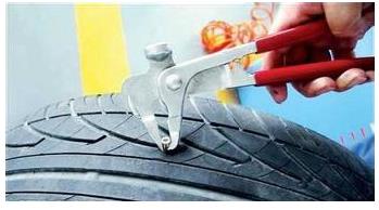 汽车轮胎扎了钉子,到底要不要拔出来(图) 汽车轮胎扎了钉子,到底要不要拔出来(图)