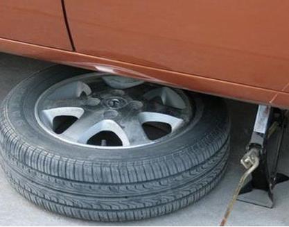 汽车轮胎扎了钉子,到底要不要拔出来(图) 汽车轮胎扎了钉子,到底要不要拔出来(图)