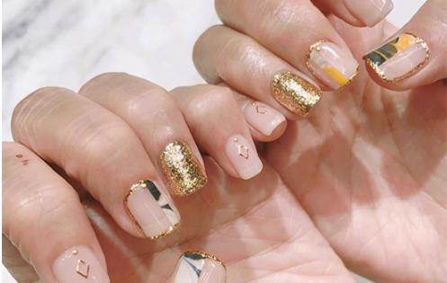 2018新款式美甲图片：2018流行美甲图片款式介绍