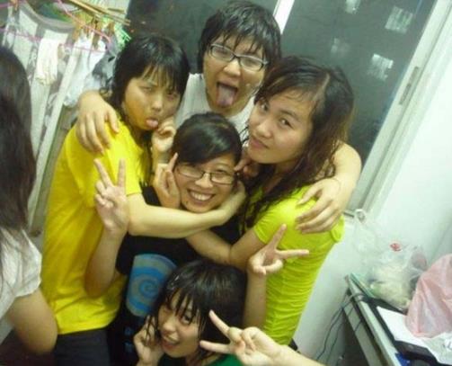 女大学生自拍：女生疯狂自拍（幽默搞笑图）