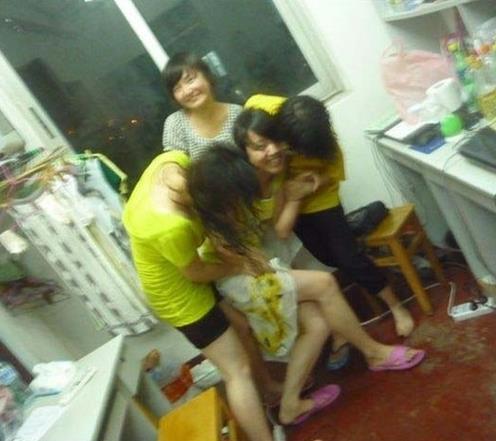 女大学生自拍：女生疯狂自拍（幽默搞笑图）