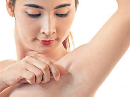 用镊子拔腋毛：经常拔腋毛有什么危害