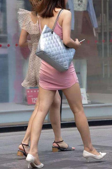 美女配上修身的版型包臀裙：简约而不简单的时尚风采