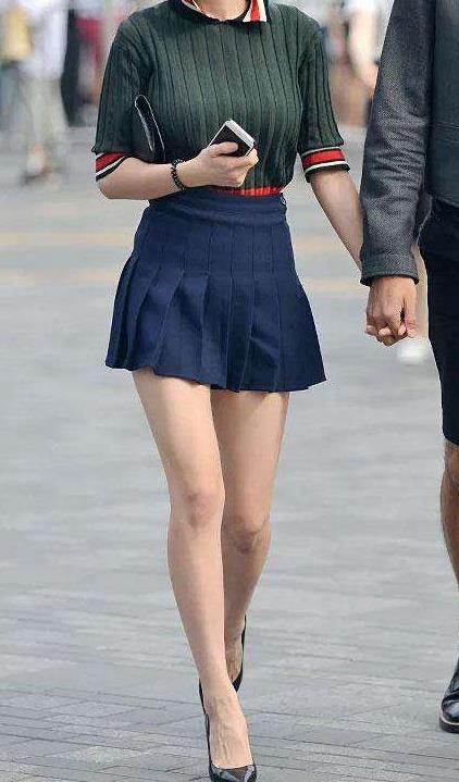 美女配上修身的版型包臀裙：简约而不简单的时尚风采