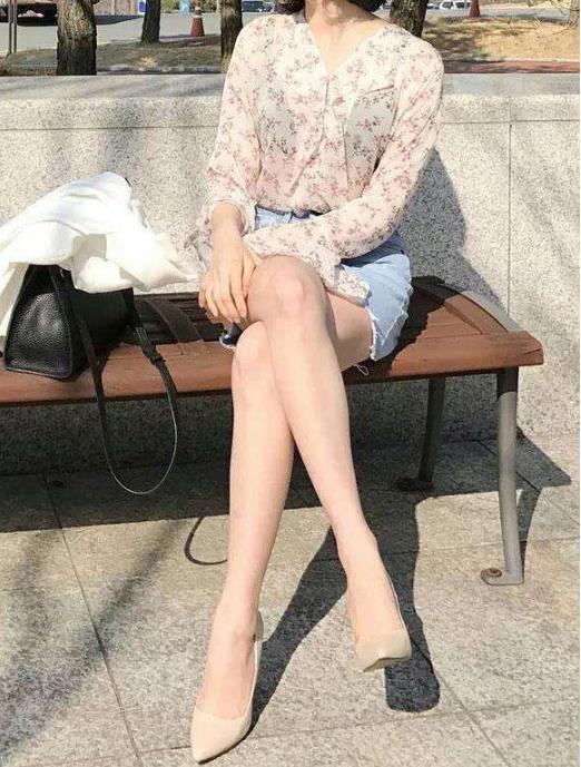 美女配上修身的版型包臀裙：简约而不简单的时尚风采