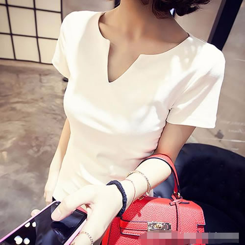 25岁美女选择紧身T恤：凸显好身材尽显女人味