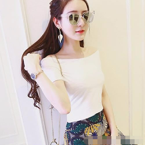 25岁美女选择紧身T恤：凸显好身材尽显女人味