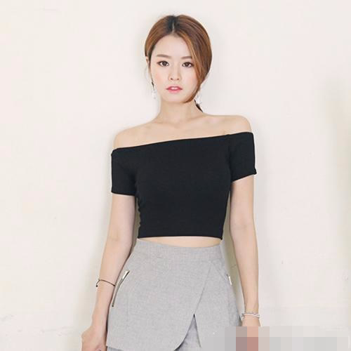 25岁美女选择紧身T恤：凸显好身材尽显女人味