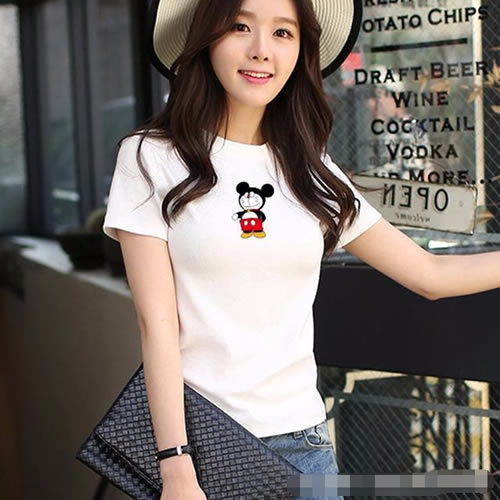 25岁美女选择紧身T恤：凸显好身材尽显女人味