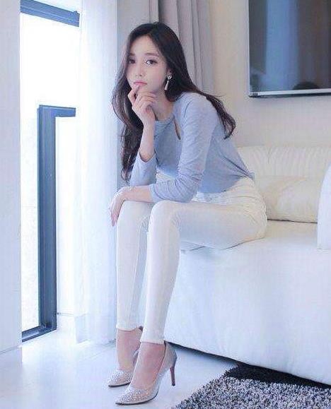 精致女人穿搭紧身裤更有韵味：轻松穿搭出视觉美