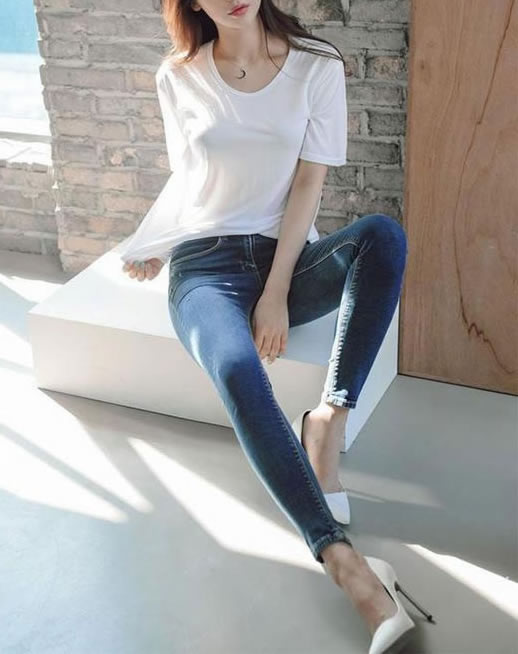 女人紧身穿搭美出新篇章：女人穿搭紧身裤美丽不重样