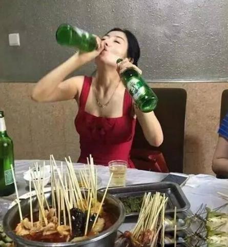 妹子酒量挺大的呀