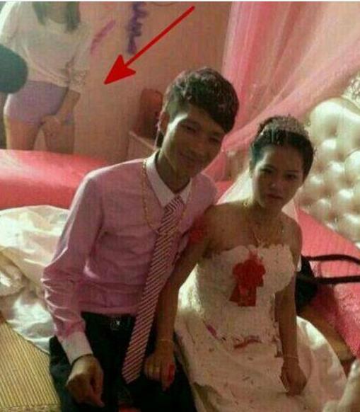 美女，你这姿势被拍进了婚纱照里面