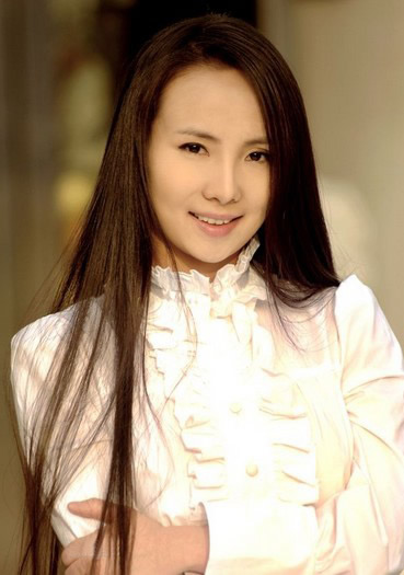 甘露露奇葩装扮博眼球：干露露亮相自行车展（图）