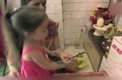 身高还没一只母鸡高:世界上最矮的女人心愿想嫁帅哥 身高还没一只母鸡高:世界上最矮的女人心愿想嫁帅哥