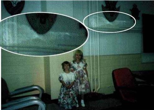 清晰灵异照片大全,网络上的照片上的鬼影