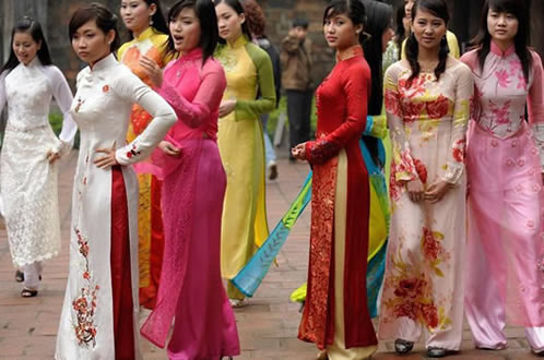 越南美女旗袍开叉到腰带,越南女人为什么穿高开叉旗袍