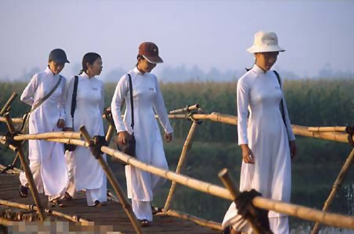 越南美女旗袍开叉到腰带,越南女人为什么穿高开叉旗袍