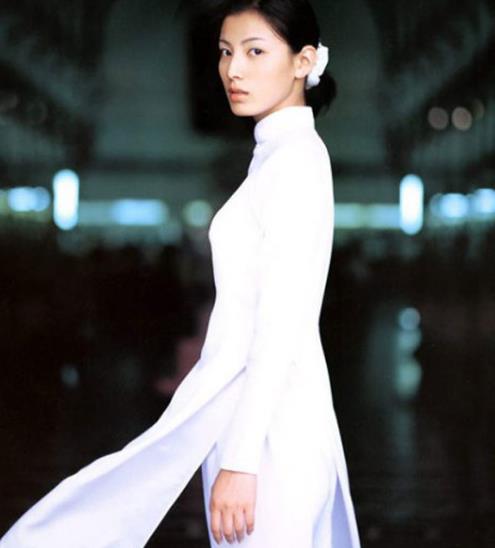 越南美女旗袍开叉到腰带,越南女人为什么穿高开叉旗袍