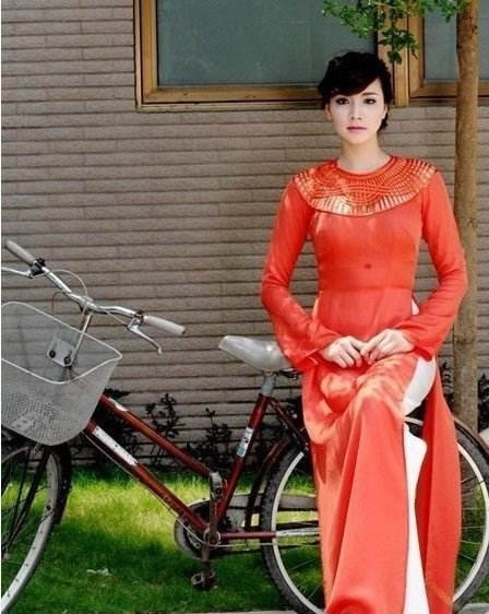 越南美女旗袍开叉到腰带,越南女人为什么穿高开叉旗袍