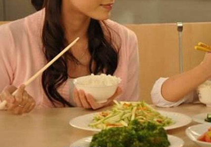 青春期的女孩穿高跟鞋好吗,青春期饮食这些要注意