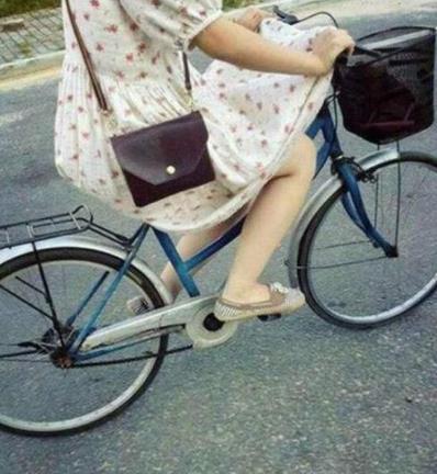 女人穿裙子骑自行车,小清新的感觉(图)
