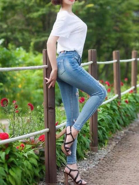 舒适优美的牛仔裤搭配:年轻时尚春季常见穿法 舒适优美的牛仔裤搭配:年轻时尚春季常见穿法