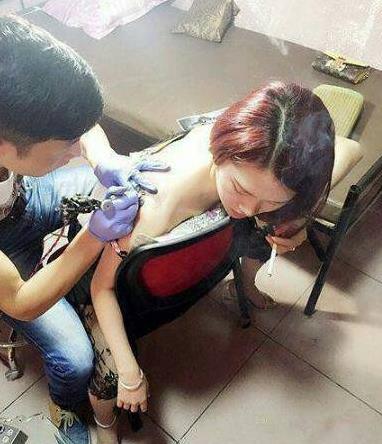 妹子真是坚强，纹身的时候一点都不觉得疼么