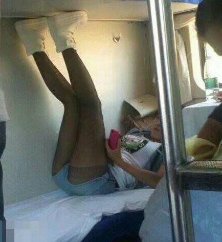 坐火车碰一的妹子，都坐过了几个站了