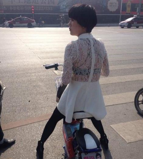 妹子前几年还跟个小子似的，现在总算变成大老爷们了