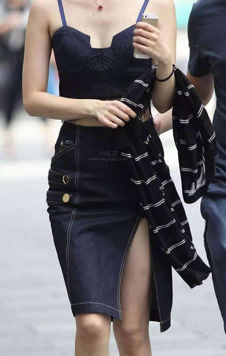 丰满女人穿包臀裙显得更加女人味,妹子你穿这衣服真好看