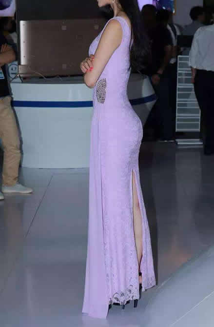 丰满女人穿包臀裙显得更加女人味,妹子你穿这衣服真好看