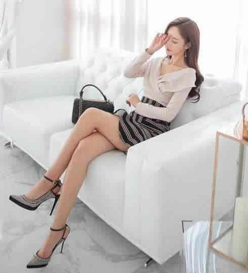 女人穿上包臀裙配上丝袜:让人一见倾心的穿搭 女人穿上包臀裙配上丝袜:让人一见倾心的穿搭