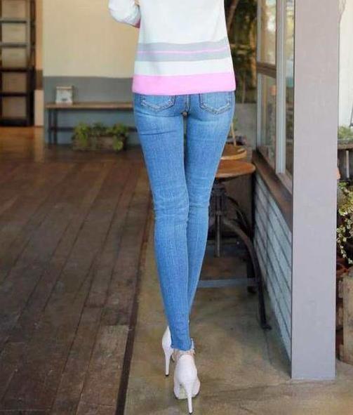 紧身牛仔裤让女人饱满又性感：女人味十足（图）