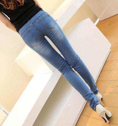 紧身牛仔裤让女人饱满又性感：女人味十足（图）