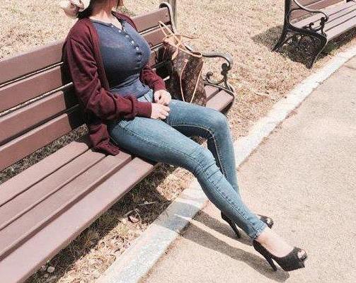 紧身牛仔裤让女人饱满又性感：女人味十足（图）