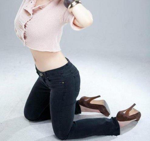 紧身牛仔裤让女人饱满又性感：女人味十足（图）