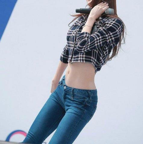 紧身牛仔裤让女人饱满又性感：女人味十足（图）