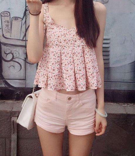 热裤紧身裤塑造女人完美身形：年轻清新甜美