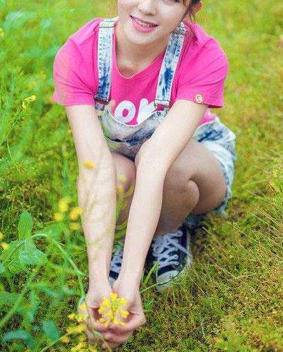 热裤紧身裤塑造女人完美身形：年轻清新甜美