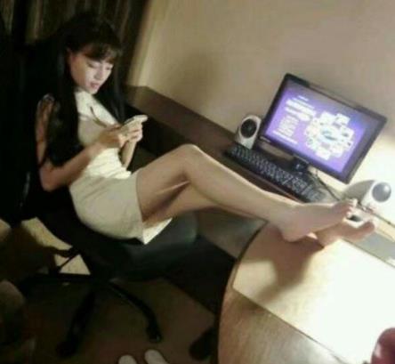 小姨子你去别处玩手机吧，电脑我要用一下