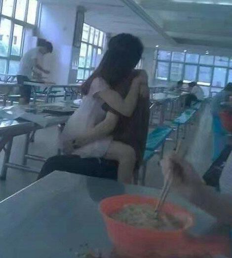 学姐你确定要这样坐着吗，我这碗面还怎么吃下去