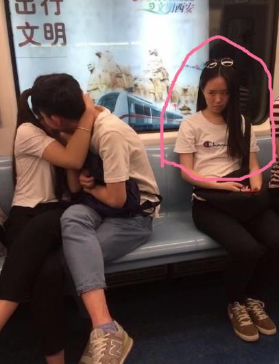 你在前女友面前秀恩爱，给你个眼神自己体会