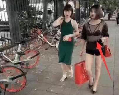 妹子，这样穿一定很凉快吧