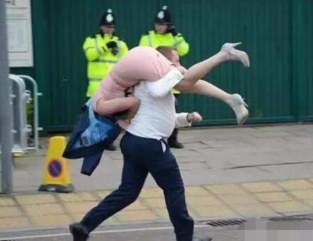 大哥旁边还有警察呢，你扛回去的是你媳妇吗