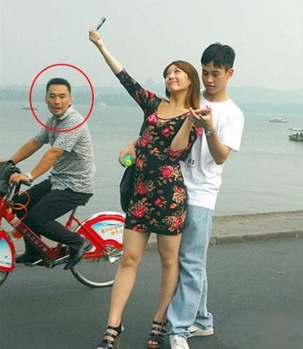 别看妹子秀恩爱了，前边可是大海啊