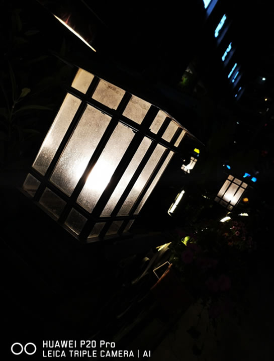 越夜越美丽!4000万徕卡三摄+AI智慧摄影摆脱三脚架束缚 越夜越美丽!4000万徕卡三摄+AI智慧摄影摆脱三脚架束缚