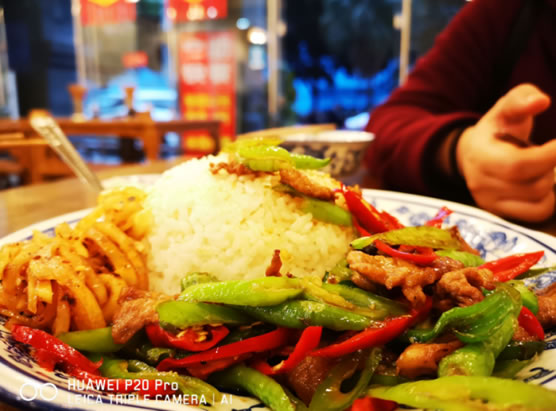 越夜越美丽!4000万徕卡三摄+AI智慧摄影摆脱三脚架束缚 越夜越美丽!4000万徕卡三摄+AI智慧摄影摆脱三脚架束缚