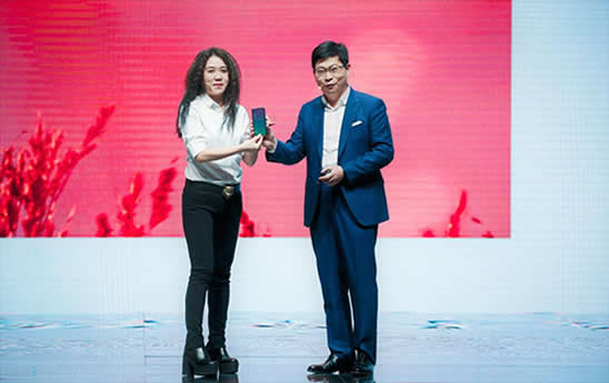 王潮歌跨界指导HUAWEI P20系列发布会 颠覆传统 眼界大开！